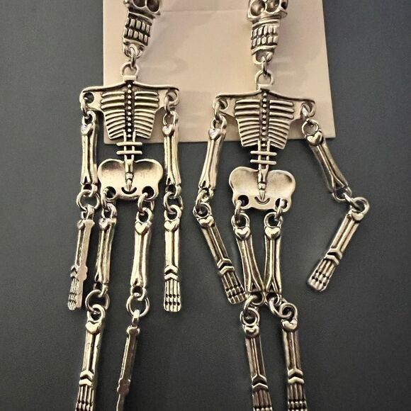 🩶 ON SALE 🩶 Betsey Johnson Metallic Skeleton Dangle Earrings 🩶 - Picture 10 of 10